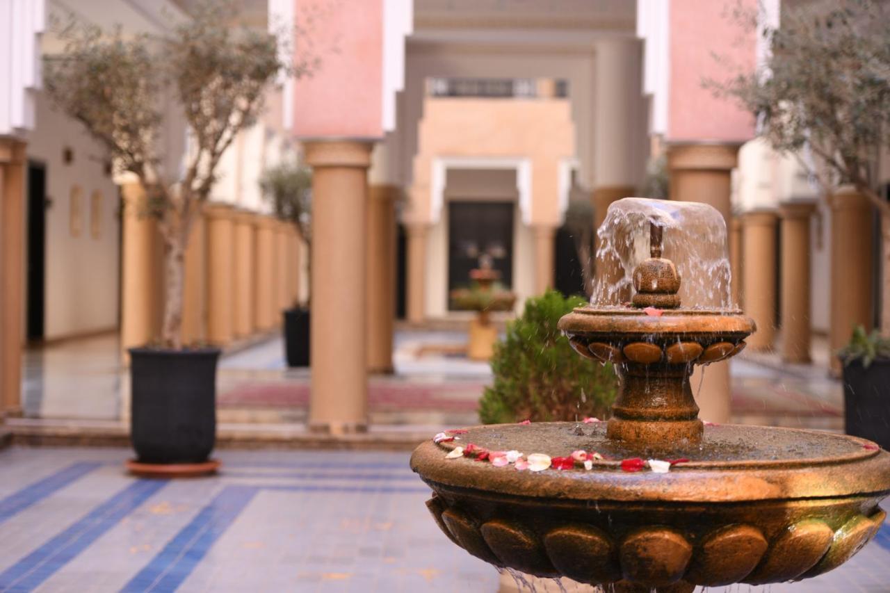 El Olivar Palace Marrakech El Harkat المظهر الخارجي الصورة Fountain in the courtyard of the hotel